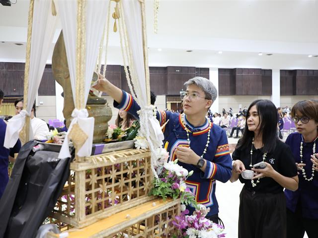 คณะทันตแพทยศาสตร์ มหาวิทยาลัยพะเยา เข้าร่วมพิธีสระเกล้าดำหัวอธิการบดีและผู้อาวุโส ในงาน “ประเพณีปี๋ใหม่เมือง มหาวิทยาลัยพะเยา ม.พะเยา ประจำปี 2569”