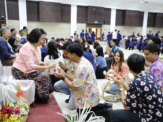 คณะทันตแพทยศาสตร์ มหาวิทยาลัยพะเยา เข้าร่วมพิธีสระเกล้าดำหัวอธิการบดีและผู้อาวุโส ในงาน “ประเพณีปี๋ใหม่เมือง มหาวิทยาลัยพะเยา ม.พะเยา ประจำปี 2569”