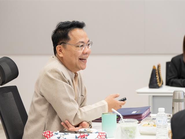 มหาวิทยาลัยพะเยา ต้อนรับคณะศึกษาดูงานจากมหาวิทยาลัยราชภัฏชัยภูมิ จัดอบรมเชิงปฏิบัติการวิเคราะห์ข้อมูล SROI และ SDG หนุนขับเคลื่อนเศรษฐกิจสร้างสรรค์