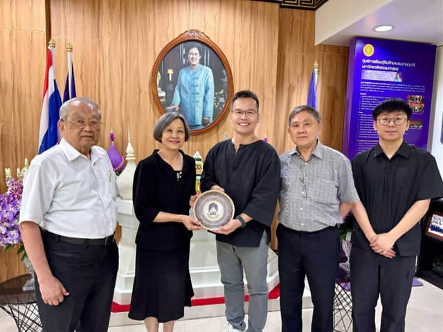 สาขาวิชาภาษาจีน คณะศิลปศาสตร์ มหาวิทยาลัยพะเยา รับมอบหนังสือด้านจีนศึกษา กว่า 2,000 เล่ม จากศูนย์จีนศึกษา สถาบันเอเชียตะวันออกศึกษาฯ มหาวิทยาลัยธรรมศาสตร์