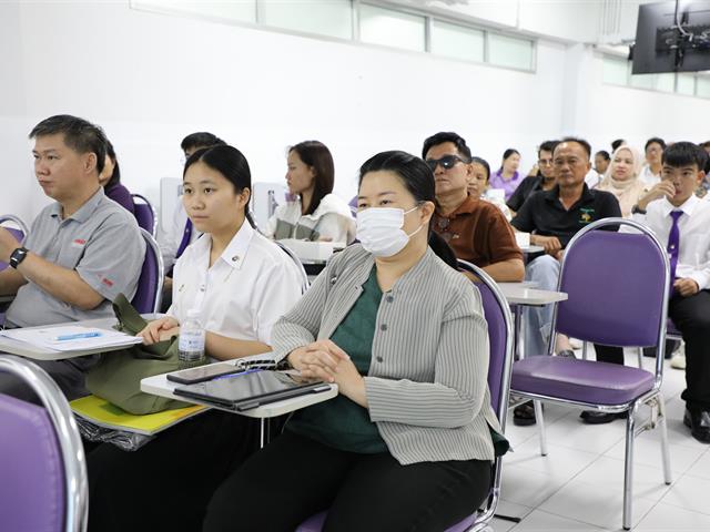คณะทันตแพทยศาสตร์ มหาวิทยาลัยพะเยา โดยงานวิชาการได้จัดกิจกรรม “ปฐมนิเทศนิสิตใหม่ ประจำปีการศึกษา 2569” เมื่อวันที่ 10 มิถุนายน พ.ศ. 2569 คณะทันตแพทยศาสตร์ มหาวิทยาลัยพะเยา                              โดยงานวิชาการได้จัดกิจกรรม “ปฐมนิเทศนิสิตใหม่ ประจำปีการศึกษา 2569” ณ ห้องเรียน PN 1 อาคารหอประชุมพญางำเมือง มหาวิทยาลัยพะเยา  ในการนี้ คณะฯ ได้รับเกียรติจาก ทันตแพทย์ภูมิทรัพย์ สายวงศ์   ผู้ช่วยคณบดี  กล่าวรายงานต่อประธานในพิธี ศาสตราจารย์ ทันตแพทย์หญิง ดร.พัชราวรรณ ศรีศิลปนันทน์                                              คณบดีคณะทันตแพทยศาสตร์  โดยทั้งนี้ประธานในพิธีได้กล่าวแสดงความยินดีแก่ผู้ปกครองและนิสิตใหม่ พร้อมถ่ายทอดแนวคิดและเจตนารมณ์ในการจัดการศึกษาวิชาชีพทันตกรรม  จากนั้นได้บรรยาย                 ในหัวข้อ “ก้าวแรกสู่การเป็นทันตแพทย์แก่นิสิตใหม่” ต่อมาเป็นการบรรยายหัวข้อ “ภาพรวมของคณะฯ การศึกษาหลักสูตรทันตแพทยศาสตรบัณฑิต”  โดยทีมงานวิชาการ คณะทันตแพทยศาสตร์ มหาวิทยาลัยพะเยา และหัวข้อ “การใช้ชีวิตในคณะทันตแพทยศาสตร์และการดูแลนิสิตทันตแพทย์”  โดยทันตแพทย์ภูมิทรัพย์ สายวงศ์ ผู้ช่วยคณบดี โดยการจัดกิจกรรมในครั้งนี้ มีวัตถุประสงค์เพื่อเสริมสร้างความเข้าใจเกี่ยวกับนโยบาย วิสัยทัศน์ และแนวทางการบริหารจัดการของคณะทันตแพทยศาสตร์ รวมถึงเตรียมความพร้อม                  ให้แก่นิสิตในการปรับตัวเข้าสู่ระบบการเรียนการสอนในหลักสูตรทันตแพทยศาสตรบัณฑิต                     พร้อมทั้งจัดทำสัญญาเป็นนิสิตทันตแพทยศาสตร์ ประจำปีการศึกษา 2569 เพื่อเสริมสร้างความเชื่อมั่นแก่ผู้ปกครองและนิสิตในการศึกษาหลักสูตรทันตแพทยศาสตรบัณฑิต พร้อมทั้งเป็นเวทีในการสร้างความสัมพันธ์อันดีระหว่างนิสิต ผู้ปกครอง และคณะทันตแพทยศาสตร์ ต่อไป