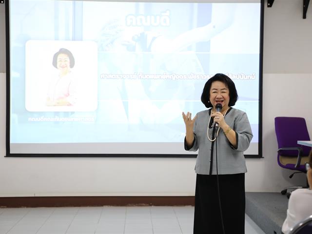 คณะทันตแพทยศาสตร์ มหาวิทยาลัยพะเยา โดยงานวิชาการได้จัดกิจกรรม “ปฐมนิเทศนิสิตใหม่ ประจำปีการศึกษา 2569” เมื่อวันที่ 10 มิถุนายน พ.ศ. 2569 คณะทันตแพทยศาสตร์ มหาวิทยาลัยพะเยา                              โดยงานวิชาการได้จัดกิจกรรม “ปฐมนิเทศนิสิตใหม่ ประจำปีการศึกษา 2569” ณ ห้องเรียน PN 1 อาคารหอประชุมพญางำเมือง มหาวิทยาลัยพะเยา  ในการนี้ คณะฯ ได้รับเกียรติจาก ทันตแพทย์ภูมิทรัพย์ สายวงศ์   ผู้ช่วยคณบดี  กล่าวรายงานต่อประธานในพิธี ศาสตราจารย์ ทันตแพทย์หญิง ดร.พัชราวรรณ ศรีศิลปนันทน์                                              คณบดีคณะทันตแพทยศาสตร์  โดยทั้งนี้ประธานในพิธีได้กล่าวแสดงความยินดีแก่ผู้ปกครองและนิสิตใหม่ พร้อมถ่ายทอดแนวคิดและเจตนารมณ์ในการจัดการศึกษาวิชาชีพทันตกรรม  จากนั้นได้บรรยาย                 ในหัวข้อ “ก้าวแรกสู่การเป็นทันตแพทย์แก่นิสิตใหม่” ต่อมาเป็นการบรรยายหัวข้อ “ภาพรวมของคณะฯ การศึกษาหลักสูตรทันตแพทยศาสตรบัณฑิต”  โดยทีมงานวิชาการ คณะทันตแพทยศาสตร์ มหาวิทยาลัยพะเยา และหัวข้อ “การใช้ชีวิตในคณะทันตแพทยศาสตร์และการดูแลนิสิตทันตแพทย์”  โดยทันตแพทย์ภูมิทรัพย์ สายวงศ์ ผู้ช่วยคณบดี โดยการจัดกิจกรรมในครั้งนี้ มีวัตถุประสงค์เพื่อเสริมสร้างความเข้าใจเกี่ยวกับนโยบาย วิสัยทัศน์ และแนวทางการบริหารจัดการของคณะทันตแพทยศาสตร์ รวมถึงเตรียมความพร้อม                  ให้แก่นิสิตในการปรับตัวเข้าสู่ระบบการเรียนการสอนในหลักสูตรทันตแพทยศาสตรบัณฑิต                     พร้อมทั้งจัดทำสัญญาเป็นนิสิตทันตแพทยศาสตร์ ประจำปีการศึกษา 2569 เพื่อเสริมสร้างความเชื่อมั่นแก่ผู้ปกครองและนิสิตในการศึกษาหลักสูตรทันตแพทยศาสตรบัณฑิต พร้อมทั้งเป็นเวทีในการสร้างความสัมพันธ์อันดีระหว่างนิสิต ผู้ปกครอง และคณะทันตแพทยศาสตร์ ต่อไป