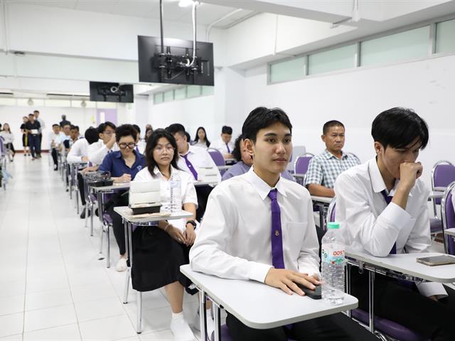 คณะทันตแพทยศาสตร์ มหาวิทยาลัยพะเยา โดยงานวิชาการได้จัดกิจกรรม “ปฐมนิเทศนิสิตใหม่ ประจำปีการศึกษา 2569” เมื่อวันที่ 10 มิถุนายน พ.ศ. 2569 คณะทันตแพทยศาสตร์ มหาวิทยาลัยพะเยา                              โดยงานวิชาการได้จัดกิจกรรม “ปฐมนิเทศนิสิตใหม่ ประจำปีการศึกษา 2569” ณ ห้องเรียน PN 1 อาคารหอประชุมพญางำเมือง มหาวิทยาลัยพะเยา  ในการนี้ คณะฯ ได้รับเกียรติจาก ทันตแพทย์ภูมิทรัพย์ สายวงศ์   ผู้ช่วยคณบดี  กล่าวรายงานต่อประธานในพิธี ศาสตราจารย์ ทันตแพทย์หญิง ดร.พัชราวรรณ ศรีศิลปนันทน์                                              คณบดีคณะทันตแพทยศาสตร์  โดยทั้งนี้ประธานในพิธีได้กล่าวแสดงความยินดีแก่ผู้ปกครองและนิสิตใหม่ พร้อมถ่ายทอดแนวคิดและเจตนารมณ์ในการจัดการศึกษาวิชาชีพทันตกรรม  จากนั้นได้บรรยาย                 ในหัวข้อ “ก้าวแรกสู่การเป็นทันตแพทย์แก่นิสิตใหม่” ต่อมาเป็นการบรรยายหัวข้อ “ภาพรวมของคณะฯ การศึกษาหลักสูตรทันตแพทยศาสตรบัณฑิต”  โดยทีมงานวิชาการ คณะทันตแพทยศาสตร์ มหาวิทยาลัยพะเยา และหัวข้อ “การใช้ชีวิตในคณะทันตแพทยศาสตร์และการดูแลนิสิตทันตแพทย์”  โดยทันตแพทย์ภูมิทรัพย์ สายวงศ์ ผู้ช่วยคณบดี โดยการจัดกิจกรรมในครั้งนี้ มีวัตถุประสงค์เพื่อเสริมสร้างความเข้าใจเกี่ยวกับนโยบาย วิสัยทัศน์ และแนวทางการบริหารจัดการของคณะทันตแพทยศาสตร์ รวมถึงเตรียมความพร้อม                  ให้แก่นิสิตในการปรับตัวเข้าสู่ระบบการเรียนการสอนในหลักสูตรทันตแพทยศาสตรบัณฑิต                     พร้อมทั้งจัดทำสัญญาเป็นนิสิตทันตแพทยศาสตร์ ประจำปีการศึกษา 2569 เพื่อเสริมสร้างความเชื่อมั่นแก่ผู้ปกครองและนิสิตในการศึกษาหลักสูตรทันตแพทยศาสตรบัณฑิต พร้อมทั้งเป็นเวทีในการสร้างความสัมพันธ์อันดีระหว่างนิสิต ผู้ปกครอง และคณะทันตแพทยศาสตร์ ต่อไป