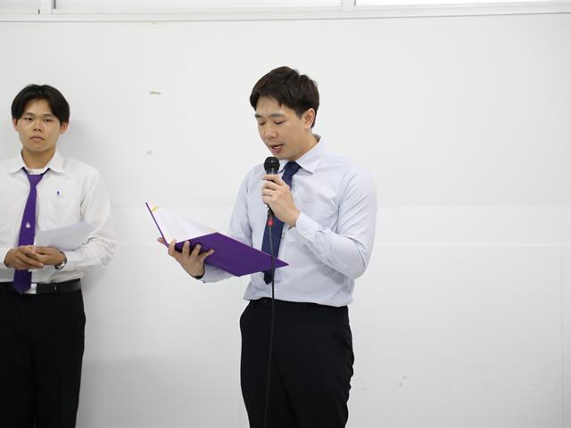คณะทันตแพทยศาสตร์ มหาวิทยาลัยพะเยา โดยงานวิชาการได้จัดกิจกรรม “ปฐมนิเทศนิสิตใหม่ ประจำปีการศึกษา 2569” เมื่อวันที่ 10 มิถุนายน พ.ศ. 2569 คณะทันตแพทยศาสตร์ มหาวิทยาลัยพะเยา                              โดยงานวิชาการได้จัดกิจกรรม “ปฐมนิเทศนิสิตใหม่ ประจำปีการศึกษา 2569” ณ ห้องเรียน PN 1 อาคารหอประชุมพญางำเมือง มหาวิทยาลัยพะเยา  ในการนี้ คณะฯ ได้รับเกียรติจาก ทันตแพทย์ภูมิทรัพย์ สายวงศ์   ผู้ช่วยคณบดี  กล่าวรายงานต่อประธานในพิธี ศาสตราจารย์ ทันตแพทย์หญิง ดร.พัชราวรรณ ศรีศิลปนันทน์                                              คณบดีคณะทันตแพทยศาสตร์  โดยทั้งนี้ประธานในพิธีได้กล่าวแสดงความยินดีแก่ผู้ปกครองและนิสิตใหม่ พร้อมถ่ายทอดแนวคิดและเจตนารมณ์ในการจัดการศึกษาวิชาชีพทันตกรรม  จากนั้นได้บรรยาย                 ในหัวข้อ “ก้าวแรกสู่การเป็นทันตแพทย์แก่นิสิตใหม่” ต่อมาเป็นการบรรยายหัวข้อ “ภาพรวมของคณะฯ การศึกษาหลักสูตรทันตแพทยศาสตรบัณฑิต”  โดยทีมงานวิชาการ คณะทันตแพทยศาสตร์ มหาวิทยาลัยพะเยา และหัวข้อ “การใช้ชีวิตในคณะทันตแพทยศาสตร์และการดูแลนิสิตทันตแพทย์”  โดยทันตแพทย์ภูมิทรัพย์ สายวงศ์ ผู้ช่วยคณบดี โดยการจัดกิจกรรมในครั้งนี้ มีวัตถุประสงค์เพื่อเสริมสร้างความเข้าใจเกี่ยวกับนโยบาย วิสัยทัศน์ และแนวทางการบริหารจัดการของคณะทันตแพทยศาสตร์ รวมถึงเตรียมความพร้อม                  ให้แก่นิสิตในการปรับตัวเข้าสู่ระบบการเรียนการสอนในหลักสูตรทันตแพทยศาสตรบัณฑิต                     พร้อมทั้งจัดทำสัญญาเป็นนิสิตทันตแพทยศาสตร์ ประจำปีการศึกษา 2569 เพื่อเสริมสร้างความเชื่อมั่นแก่ผู้ปกครองและนิสิตในการศึกษาหลักสูตรทันตแพทยศาสตรบัณฑิต พร้อมทั้งเป็นเวทีในการสร้างความสัมพันธ์อันดีระหว่างนิสิต ผู้ปกครอง และคณะทันตแพทยศาสตร์ ต่อไป
