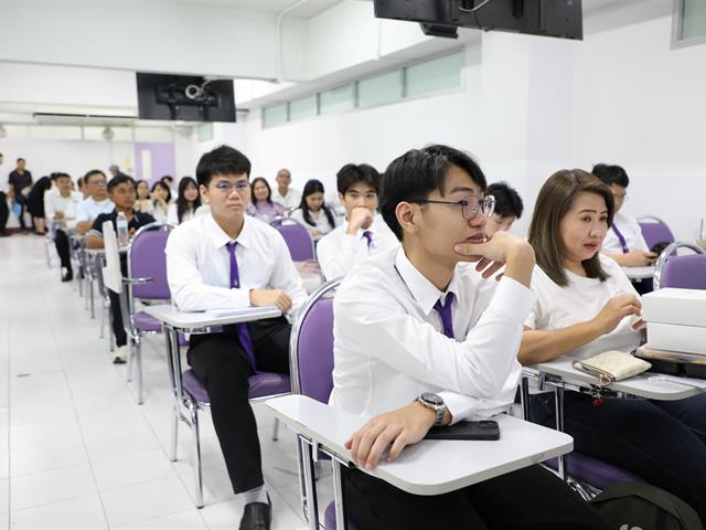 คณะทันตแพทยศาสตร์ มหาวิทยาลัยพะเยา โดยงานวิชาการได้จัดกิจกรรม “ปฐมนิเทศนิสิตใหม่ ประจำปีการศึกษา 2569” เมื่อวันที่ 10 มิถุนายน พ.ศ. 2569 คณะทันตแพทยศาสตร์ มหาวิทยาลัยพะเยา                              โดยงานวิชาการได้จัดกิจกรรม “ปฐมนิเทศนิสิตใหม่ ประจำปีการศึกษา 2569” ณ ห้องเรียน PN 1 อาคารหอประชุมพญางำเมือง มหาวิทยาลัยพะเยา  ในการนี้ คณะฯ ได้รับเกียรติจาก ทันตแพทย์ภูมิทรัพย์ สายวงศ์   ผู้ช่วยคณบดี  กล่าวรายงานต่อประธานในพิธี ศาสตราจารย์ ทันตแพทย์หญิง ดร.พัชราวรรณ ศรีศิลปนันทน์                                              คณบดีคณะทันตแพทยศาสตร์  โดยทั้งนี้ประธานในพิธีได้กล่าวแสดงความยินดีแก่ผู้ปกครองและนิสิตใหม่ พร้อมถ่ายทอดแนวคิดและเจตนารมณ์ในการจัดการศึกษาวิชาชีพทันตกรรม  จากนั้นได้บรรยาย                 ในหัวข้อ “ก้าวแรกสู่การเป็นทันตแพทย์แก่นิสิตใหม่” ต่อมาเป็นการบรรยายหัวข้อ “ภาพรวมของคณะฯ การศึกษาหลักสูตรทันตแพทยศาสตรบัณฑิต”  โดยทีมงานวิชาการ คณะทันตแพทยศาสตร์ มหาวิทยาลัยพะเยา และหัวข้อ “การใช้ชีวิตในคณะทันตแพทยศาสตร์และการดูแลนิสิตทันตแพทย์”  โดยทันตแพทย์ภูมิทรัพย์ สายวงศ์ ผู้ช่วยคณบดี โดยการจัดกิจกรรมในครั้งนี้ มีวัตถุประสงค์เพื่อเสริมสร้างความเข้าใจเกี่ยวกับนโยบาย วิสัยทัศน์ และแนวทางการบริหารจัดการของคณะทันตแพทยศาสตร์ รวมถึงเตรียมความพร้อม                  ให้แก่นิสิตในการปรับตัวเข้าสู่ระบบการเรียนการสอนในหลักสูตรทันตแพทยศาสตรบัณฑิต                     พร้อมทั้งจัดทำสัญญาเป็นนิสิตทันตแพทยศาสตร์ ประจำปีการศึกษา 2569 เพื่อเสริมสร้างความเชื่อมั่นแก่ผู้ปกครองและนิสิตในการศึกษาหลักสูตรทันตแพทยศาสตรบัณฑิต พร้อมทั้งเป็นเวทีในการสร้างความสัมพันธ์อันดีระหว่างนิสิต ผู้ปกครอง และคณะทันตแพทยศาสตร์ ต่อไป
