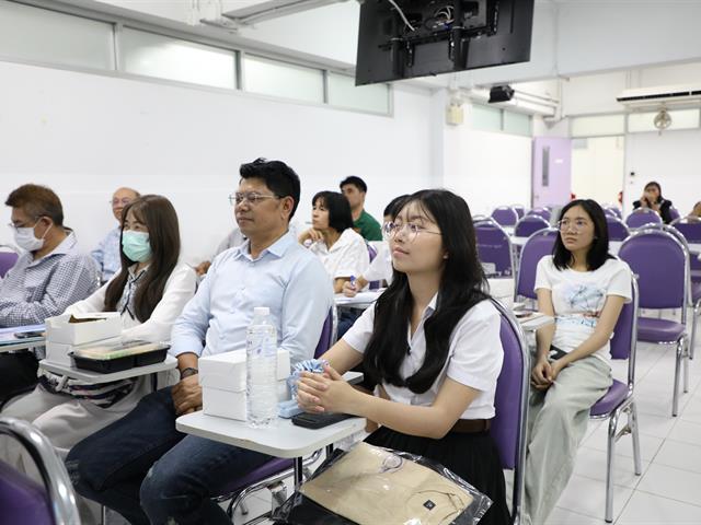 คณะทันตแพทยศาสตร์ มหาวิทยาลัยพะเยา โดยงานวิชาการได้จัดกิจกรรม “ปฐมนิเทศนิสิตใหม่ ประจำปีการศึกษา 2569” เมื่อวันที่ 10 มิถุนายน พ.ศ. 2569 คณะทันตแพทยศาสตร์ มหาวิทยาลัยพะเยา                              โดยงานวิชาการได้จัดกิจกรรม “ปฐมนิเทศนิสิตใหม่ ประจำปีการศึกษา 2569” ณ ห้องเรียน PN 1 อาคารหอประชุมพญางำเมือง มหาวิทยาลัยพะเยา  ในการนี้ คณะฯ ได้รับเกียรติจาก ทันตแพทย์ภูมิทรัพย์ สายวงศ์   ผู้ช่วยคณบดี  กล่าวรายงานต่อประธานในพิธี ศาสตราจารย์ ทันตแพทย์หญิง ดร.พัชราวรรณ ศรีศิลปนันทน์                                              คณบดีคณะทันตแพทยศาสตร์  โดยทั้งนี้ประธานในพิธีได้กล่าวแสดงความยินดีแก่ผู้ปกครองและนิสิตใหม่ พร้อมถ่ายทอดแนวคิดและเจตนารมณ์ในการจัดการศึกษาวิชาชีพทันตกรรม  จากนั้นได้บรรยาย                 ในหัวข้อ “ก้าวแรกสู่การเป็นทันตแพทย์แก่นิสิตใหม่” ต่อมาเป็นการบรรยายหัวข้อ “ภาพรวมของคณะฯ การศึกษาหลักสูตรทันตแพทยศาสตรบัณฑิต”  โดยทีมงานวิชาการ คณะทันตแพทยศาสตร์ มหาวิทยาลัยพะเยา และหัวข้อ “การใช้ชีวิตในคณะทันตแพทยศาสตร์และการดูแลนิสิตทันตแพทย์”  โดยทันตแพทย์ภูมิทรัพย์ สายวงศ์ ผู้ช่วยคณบดี โดยการจัดกิจกรรมในครั้งนี้ มีวัตถุประสงค์เพื่อเสริมสร้างความเข้าใจเกี่ยวกับนโยบาย วิสัยทัศน์ และแนวทางการบริหารจัดการของคณะทันตแพทยศาสตร์ รวมถึงเตรียมความพร้อม                  ให้แก่นิสิตในการปรับตัวเข้าสู่ระบบการเรียนการสอนในหลักสูตรทันตแพทยศาสตรบัณฑิต                     พร้อมทั้งจัดทำสัญญาเป็นนิสิตทันตแพทยศาสตร์ ประจำปีการศึกษา 2569 เพื่อเสริมสร้างความเชื่อมั่นแก่ผู้ปกครองและนิสิตในการศึกษาหลักสูตรทันตแพทยศาสตรบัณฑิต พร้อมทั้งเป็นเวทีในการสร้างความสัมพันธ์อันดีระหว่างนิสิต ผู้ปกครอง และคณะทันตแพทยศาสตร์ ต่อไป