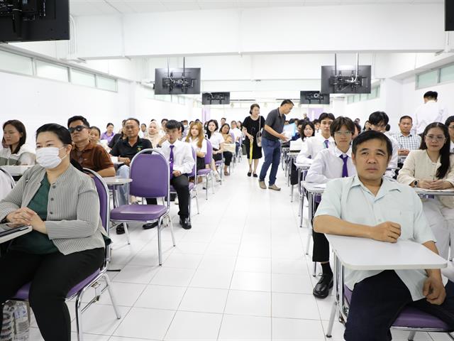 คณะทันตแพทยศาสตร์ มหาวิทยาลัยพะเยา โดยงานวิชาการได้จัดกิจกรรม “ปฐมนิเทศนิสิตใหม่ ประจำปีการศึกษา 2569” เมื่อวันที่ 10 มิถุนายน พ.ศ. 2569 คณะทันตแพทยศาสตร์ มหาวิทยาลัยพะเยา                              โดยงานวิชาการได้จัดกิจกรรม “ปฐมนิเทศนิสิตใหม่ ประจำปีการศึกษา 2569” ณ ห้องเรียน PN 1 อาคารหอประชุมพญางำเมือง มหาวิทยาลัยพะเยา  ในการนี้ คณะฯ ได้รับเกียรติจาก ทันตแพทย์ภูมิทรัพย์ สายวงศ์   ผู้ช่วยคณบดี  กล่าวรายงานต่อประธานในพิธี ศาสตราจารย์ ทันตแพทย์หญิง ดร.พัชราวรรณ ศรีศิลปนันทน์                                              คณบดีคณะทันตแพทยศาสตร์  โดยทั้งนี้ประธานในพิธีได้กล่าวแสดงความยินดีแก่ผู้ปกครองและนิสิตใหม่ พร้อมถ่ายทอดแนวคิดและเจตนารมณ์ในการจัดการศึกษาวิชาชีพทันตกรรม  จากนั้นได้บรรยาย                 ในหัวข้อ “ก้าวแรกสู่การเป็นทันตแพทย์แก่นิสิตใหม่” ต่อมาเป็นการบรรยายหัวข้อ “ภาพรวมของคณะฯ การศึกษาหลักสูตรทันตแพทยศาสตรบัณฑิต”  โดยทีมงานวิชาการ คณะทันตแพทยศาสตร์ มหาวิทยาลัยพะเยา และหัวข้อ “การใช้ชีวิตในคณะทันตแพทยศาสตร์และการดูแลนิสิตทันตแพทย์”  โดยทันตแพทย์ภูมิทรัพย์ สายวงศ์ ผู้ช่วยคณบดี โดยการจัดกิจกรรมในครั้งนี้ มีวัตถุประสงค์เพื่อเสริมสร้างความเข้าใจเกี่ยวกับนโยบาย วิสัยทัศน์ และแนวทางการบริหารจัดการของคณะทันตแพทยศาสตร์ รวมถึงเตรียมความพร้อม                  ให้แก่นิสิตในการปรับตัวเข้าสู่ระบบการเรียนการสอนในหลักสูตรทันตแพทยศาสตรบัณฑิต                     พร้อมทั้งจัดทำสัญญาเป็นนิสิตทันตแพทยศาสตร์ ประจำปีการศึกษา 2569 เพื่อเสริมสร้างความเชื่อมั่นแก่ผู้ปกครองและนิสิตในการศึกษาหลักสูตรทันตแพทยศาสตรบัณฑิต พร้อมทั้งเป็นเวทีในการสร้างความสัมพันธ์อันดีระหว่างนิสิต ผู้ปกครอง และคณะทันตแพทยศาสตร์ ต่อไป