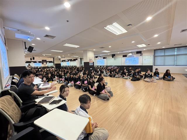 ศูนย์บรรณสารและการเรียนรู้ มหาวิทยาลัยพะเยา จัดปฐมนิเทศนิสิตใหม่ ฟ้ามุ่ยช่อที่ 16 แนะนำการใช้ห้องสมุด ฐานข้อมูลออนไลน์ e-Resources และแหล่งเรียนรู้ดิจิทัล