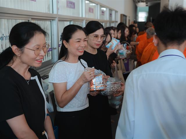 พิธีตักบาตรอุทิศถวายเป็นพระกุศล
