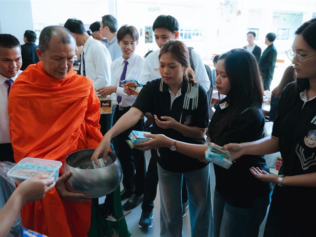 พิธีตักบาตรอุทิศถวายเป็นพระกุศล