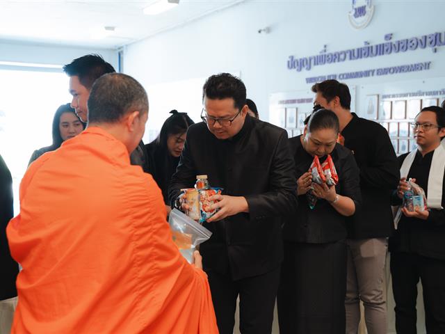 พิธีตักบาตรอุทิศถวายเป็นพระกุศล