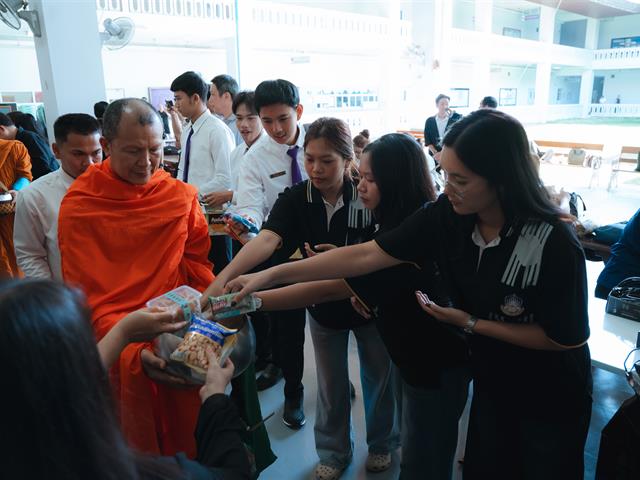 พิธีตักบาตรอุทิศถวายเป็นพระกุศล