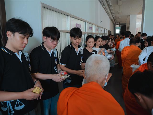 พิธีตักบาตรอุทิศถวายเป็นพระกุศล