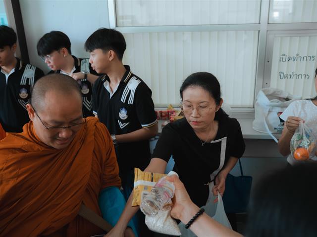 พิธีตักบาตรอุทิศถวายเป็นพระกุศล