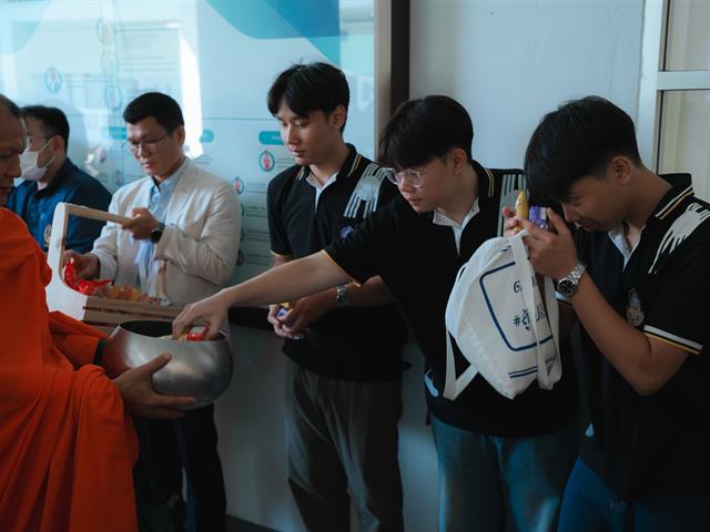 พิธีตักบาตรอุทิศถวายเป็นพระกุศล