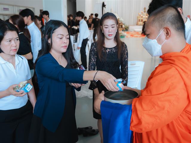 พิธีตักบาตรอุทิศถวายเป็นพระกุศล