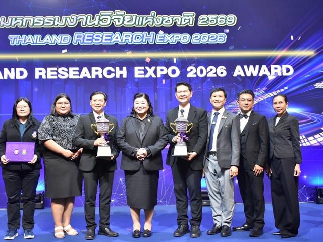 คณะเภสัชศาสตร์ ขอแสดงความยินดีกับ ผู้ช่วยศาสตราจารย์ ดร.ภญ.มาลีรักษ์ อัตต์สินทอง ในโอกาสร่วมกับคณะนักวิจัยจากกรมการแพทย์ฯ คว้า Platinum Award จำนวน 2 รางวัล