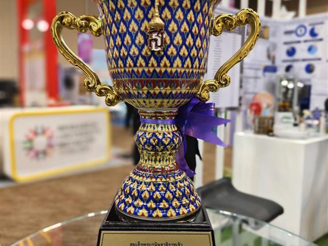 คณะเภสัชศาสตร์ ขอแสดงความยินดีกับ ผู้ช่วยศาสตราจารย์ ดร.ภญ.มาลีรักษ์ อัตต์สินทอง ในโอกาสร่วมกับคณะนักวิจัยจากกรมการแพทย์ฯ คว้า Platinum Award จำนวน 2 รางวัล