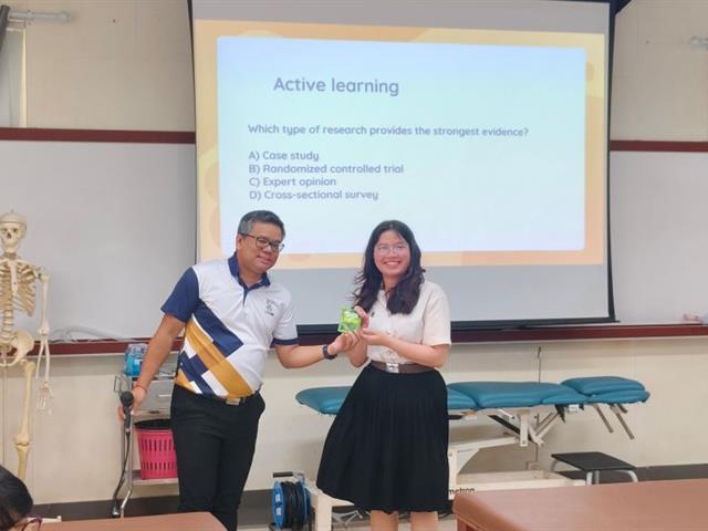 โครงการ21th century skills สำหรับนิสิต กิจกรรมที่ 2 การใช้ภาษาอังกฤษเพื่อนำเสนอบทความทางวิชาการอย่างมีประสิทธิภาพ