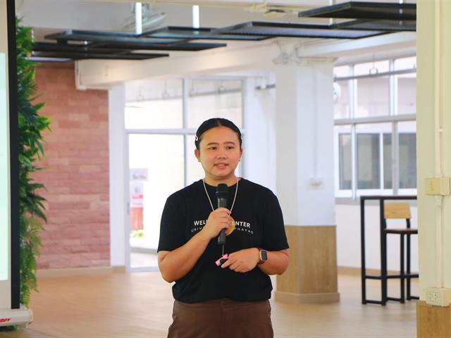 วันที่ 3 กรกฏาคม 2569 คณะสาธารณสุขศาสตร์ จัดประชุมบุคลากร โดยมี ผู้ช่วยศาสตราจารย์ ดร.สมคิด จูหว้า คณบดีคณะสาธารณสุขศาสตร์ เป็นประธานในพิธีเปิด พร้อมด้วยคณะผู้บริหาร คณาจารย์ และเจ้าหน้าที่สายสนับสนุนเข้าร่วมประชุมอย่างพร้อมเพรียง  การจัดประชุมในครั้งนี้มีวัตถุประสงค์เพื่อถ่ายทอดนโยบาย ทิศทางการดำเนินงานของคณะฯ รวมถึงการร่วมมือกันวางแผนยุทธศาสตร์เพื่อตอบสนองต่อการเปลี่ยนแปลงของระบบสุขภาพในปัจจุบัน นอกเหนือจากมิติด้านวิชาการแล้ว คณะฯ ยังให้ความสำคัญกับ "สุขภาวะของบุคลากรและนิสิต" ซึ่งเป็นรากฐานสำคัญในการขับเคลื่อนองค์กรอย่างยั่งยืน ในการประชุมครั้งนี้ มีกิจกรรมเสริมสร้างสุขภาวะและแนวทางการดูแลใจ โดยได้รับเกียรติจาก ศูนย์ให้คำปรึกษาและสร้างเสริมสุขภาวะ กองกิจการนิสิต เข้ามาร่วมจัดกิจกรรมพิเศษเพื่อชี้แจงข้อมูลและมอบองค์ความรู้ให้แก่บุคลากรใน 2 มิติสำคัญ ได้แก่: แนวทางการดูแลและให้คำปรึกษานิสิต: การติดอาวุธทักษะการเป็นผู้ให้คำปรึกษาเบื้องต้น ให้แก่คณาจารย์และเจ้าหน้าที่ เพื่อให้สามารถสังเกต สัญญาณเตือน และคัดกรองนิสิตที่เผชิญภาวะเครียดหรือปัญหาสุขภาพจิต พร้อมส่งต่อเข้าสู่ระบบการดูแลช่วยเหลือของมหาวิทยาลัยได้อย่างทันท่วงที การสร้างเสริมสุขภาวะของบุคลากร (Staff Well-being): แนะนำช่องทางและบริการช่วยเหลือทางจิตวิทยาสำหรับบุคลากร เพื่อส่งเสริมสมดุลระหว่างการทำงานและการดำเนินชีวิต (Work-Life Balance) และสร้างบรรยากาศการทำงานที่เอื้อต่อการมีสุขภาพจิตที่ดี