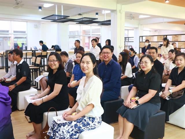 วันที่ 3 กรกฏาคม 2569 คณะสาธารณสุขศาสตร์ จัดประชุมบุคลากร โดยมี ผู้ช่วยศาสตราจารย์ ดร.สมคิด จูหว้า คณบดีคณะสาธารณสุขศาสตร์ เป็นประธานในพิธีเปิด พร้อมด้วยคณะผู้บริหาร คณาจารย์ และเจ้าหน้าที่สายสนับสนุนเข้าร่วมประชุมอย่างพร้อมเพรียง  การจัดประชุมในครั้งนี้มีวัตถุประสงค์เพื่อถ่ายทอดนโยบาย ทิศทางการดำเนินงานของคณะฯ รวมถึงการร่วมมือกันวางแผนยุทธศาสตร์เพื่อตอบสนองต่อการเปลี่ยนแปลงของระบบสุขภาพในปัจจุบัน นอกเหนือจากมิติด้านวิชาการแล้ว คณะฯ ยังให้ความสำคัญกับ "สุขภาวะของบุคลากรและนิสิต" ซึ่งเป็นรากฐานสำคัญในการขับเคลื่อนองค์กรอย่างยั่งยืน ในการประชุมครั้งนี้ มีกิจกรรมเสริมสร้างสุขภาวะและแนวทางการดูแลใจ โดยได้รับเกียรติจาก ศูนย์ให้คำปรึกษาและสร้างเสริมสุขภาวะ กองกิจการนิสิต เข้ามาร่วมจัดกิจกรรมพิเศษเพื่อชี้แจงข้อมูลและมอบองค์ความรู้ให้แก่บุคลากรใน 2 มิติสำคัญ ได้แก่: แนวทางการดูแลและให้คำปรึกษานิสิต: การติดอาวุธทักษะการเป็นผู้ให้คำปรึกษาเบื้องต้น ให้แก่คณาจารย์และเจ้าหน้าที่ เพื่อให้สามารถสังเกต สัญญาณเตือน และคัดกรองนิสิตที่เผชิญภาวะเครียดหรือปัญหาสุขภาพจิต พร้อมส่งต่อเข้าสู่ระบบการดูแลช่วยเหลือของมหาวิทยาลัยได้อย่างทันท่วงที การสร้างเสริมสุขภาวะของบุคลากร (Staff Well-being): แนะนำช่องทางและบริการช่วยเหลือทางจิตวิทยาสำหรับบุคลากร เพื่อส่งเสริมสมดุลระหว่างการทำงานและการดำเนินชีวิต (Work-Life Balance) และสร้างบรรยากาศการทำงานที่เอื้อต่อการมีสุขภาพจิตที่ดี