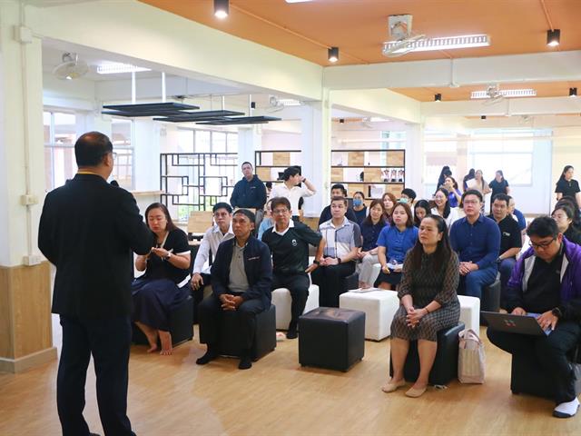 วันที่ 3 กรกฏาคม 2569 คณะสาธารณสุขศาสตร์ จัดประชุมบุคลากร โดยมี ผู้ช่วยศาสตราจารย์ ดร.สมคิด จูหว้า คณบดีคณะสาธารณสุขศาสตร์ เป็นประธานในพิธีเปิด พร้อมด้วยคณะผู้บริหาร คณาจารย์ และเจ้าหน้าที่สายสนับสนุนเข้าร่วมประชุมอย่างพร้อมเพรียง  การจัดประชุมในครั้งนี้มีวัตถุประสงค์เพื่อถ่ายทอดนโยบาย ทิศทางการดำเนินงานของคณะฯ รวมถึงการร่วมมือกันวางแผนยุทธศาสตร์เพื่อตอบสนองต่อการเปลี่ยนแปลงของระบบสุขภาพในปัจจุบัน นอกเหนือจากมิติด้านวิชาการแล้ว คณะฯ ยังให้ความสำคัญกับ "สุขภาวะของบุคลากรและนิสิต" ซึ่งเป็นรากฐานสำคัญในการขับเคลื่อนองค์กรอย่างยั่งยืน ในการประชุมครั้งนี้ มีกิจกรรมเสริมสร้างสุขภาวะและแนวทางการดูแลใจ โดยได้รับเกียรติจาก ศูนย์ให้คำปรึกษาและสร้างเสริมสุขภาวะ กองกิจการนิสิต เข้ามาร่วมจัดกิจกรรมพิเศษเพื่อชี้แจงข้อมูลและมอบองค์ความรู้ให้แก่บุคลากรใน 2 มิติสำคัญ ได้แก่: แนวทางการดูแลและให้คำปรึกษานิสิต: การติดอาวุธทักษะการเป็นผู้ให้คำปรึกษาเบื้องต้น ให้แก่คณาจารย์และเจ้าหน้าที่ เพื่อให้สามารถสังเกต สัญญาณเตือน และคัดกรองนิสิตที่เผชิญภาวะเครียดหรือปัญหาสุขภาพจิต พร้อมส่งต่อเข้าสู่ระบบการดูแลช่วยเหลือของมหาวิทยาลัยได้อย่างทันท่วงที การสร้างเสริมสุขภาวะของบุคลากร (Staff Well-being): แนะนำช่องทางและบริการช่วยเหลือทางจิตวิทยาสำหรับบุคลากร เพื่อส่งเสริมสมดุลระหว่างการทำงานและการดำเนินชีวิต (Work-Life Balance) และสร้างบรรยากาศการทำงานที่เอื้อต่อการมีสุขภาพจิตที่ดี