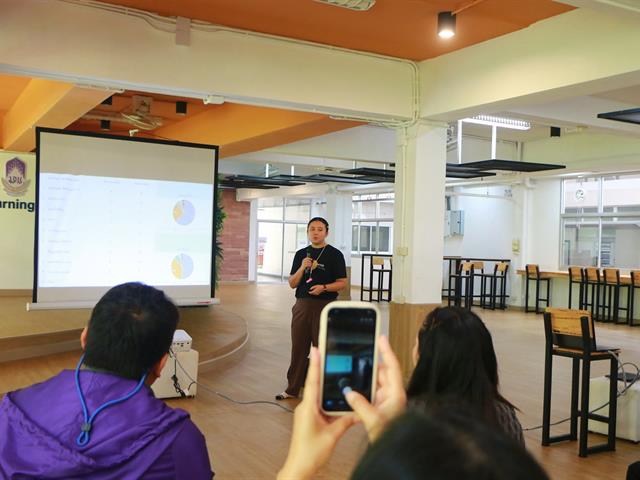 วันที่ 3 กรกฏาคม 2569 คณะสาธารณสุขศาสตร์ จัดประชุมบุคลากร โดยมี ผู้ช่วยศาสตราจารย์ ดร.สมคิด จูหว้า คณบดีคณะสาธารณสุขศาสตร์ เป็นประธานในพิธีเปิด พร้อมด้วยคณะผู้บริหาร คณาจารย์ และเจ้าหน้าที่สายสนับสนุนเข้าร่วมประชุมอย่างพร้อมเพรียง  การจัดประชุมในครั้งนี้มีวัตถุประสงค์เพื่อถ่ายทอดนโยบาย ทิศทางการดำเนินงานของคณะฯ รวมถึงการร่วมมือกันวางแผนยุทธศาสตร์เพื่อตอบสนองต่อการเปลี่ยนแปลงของระบบสุขภาพในปัจจุบัน นอกเหนือจากมิติด้านวิชาการแล้ว คณะฯ ยังให้ความสำคัญกับ "สุขภาวะของบุคลากรและนิสิต" ซึ่งเป็นรากฐานสำคัญในการขับเคลื่อนองค์กรอย่างยั่งยืน ในการประชุมครั้งนี้ มีกิจกรรมเสริมสร้างสุขภาวะและแนวทางการดูแลใจ โดยได้รับเกียรติจาก ศูนย์ให้คำปรึกษาและสร้างเสริมสุขภาวะ กองกิจการนิสิต เข้ามาร่วมจัดกิจกรรมพิเศษเพื่อชี้แจงข้อมูลและมอบองค์ความรู้ให้แก่บุคลากรใน 2 มิติสำคัญ ได้แก่: แนวทางการดูแลและให้คำปรึกษานิสิต: การติดอาวุธทักษะการเป็นผู้ให้คำปรึกษาเบื้องต้น ให้แก่คณาจารย์และเจ้าหน้าที่ เพื่อให้สามารถสังเกต สัญญาณเตือน และคัดกรองนิสิตที่เผชิญภาวะเครียดหรือปัญหาสุขภาพจิต พร้อมส่งต่อเข้าสู่ระบบการดูแลช่วยเหลือของมหาวิทยาลัยได้อย่างทันท่วงที การสร้างเสริมสุขภาวะของบุคลากร (Staff Well-being): แนะนำช่องทางและบริการช่วยเหลือทางจิตวิทยาสำหรับบุคลากร เพื่อส่งเสริมสมดุลระหว่างการทำงานและการดำเนินชีวิต (Work-Life Balance) และสร้างบรรยากาศการทำงานที่เอื้อต่อการมีสุขภาพจิตที่ดี