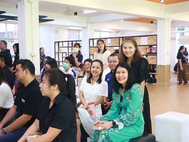 วันที่ 3 กรกฏาคม 2569 คณะสาธารณสุขศาสตร์ จัดประชุมบุคลากร โดยมี ผู้ช่วยศาสตราจารย์ ดร.สมคิด จูหว้า คณบดีคณะสาธารณสุขศาสตร์ เป็นประธานในพิธีเปิด พร้อมด้วยคณะผู้บริหาร คณาจารย์ และเจ้าหน้าที่สายสนับสนุนเข้าร่วมประชุมอย่างพร้อมเพรียง  การจัดประชุมในครั้งนี้มีวัตถุประสงค์เพื่อถ่ายทอดนโยบาย ทิศทางการดำเนินงานของคณะฯ รวมถึงการร่วมมือกันวางแผนยุทธศาสตร์เพื่อตอบสนองต่อการเปลี่ยนแปลงของระบบสุขภาพในปัจจุบัน นอกเหนือจากมิติด้านวิชาการแล้ว คณะฯ ยังให้ความสำคัญกับ "สุขภาวะของบุคลากรและนิสิต" ซึ่งเป็นรากฐานสำคัญในการขับเคลื่อนองค์กรอย่างยั่งยืน ในการประชุมครั้งนี้ มีกิจกรรมเสริมสร้างสุขภาวะและแนวทางการดูแลใจ โดยได้รับเกียรติจาก ศูนย์ให้คำปรึกษาและสร้างเสริมสุขภาวะ กองกิจการนิสิต เข้ามาร่วมจัดกิจกรรมพิเศษเพื่อชี้แจงข้อมูลและมอบองค์ความรู้ให้แก่บุคลากรใน 2 มิติสำคัญ ได้แก่: แนวทางการดูแลและให้คำปรึกษานิสิต: การติดอาวุธทักษะการเป็นผู้ให้คำปรึกษาเบื้องต้น ให้แก่คณาจารย์และเจ้าหน้าที่ เพื่อให้สามารถสังเกต สัญญาณเตือน และคัดกรองนิสิตที่เผชิญภาวะเครียดหรือปัญหาสุขภาพจิต พร้อมส่งต่อเข้าสู่ระบบการดูแลช่วยเหลือของมหาวิทยาลัยได้อย่างทันท่วงที การสร้างเสริมสุขภาวะของบุคลากร (Staff Well-being): แนะนำช่องทางและบริการช่วยเหลือทางจิตวิทยาสำหรับบุคลากร เพื่อส่งเสริมสมดุลระหว่างการทำงานและการดำเนินชีวิต (Work-Life Balance) และสร้างบรรยากาศการทำงานที่เอื้อต่อการมีสุขภาพจิตที่ดี