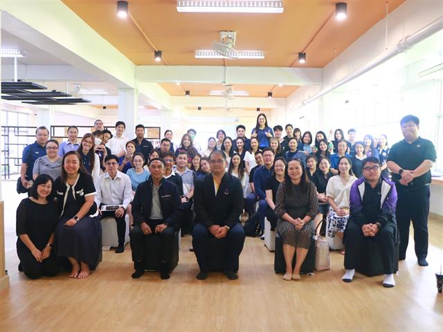 วันที่ 3 กรกฏาคม 2569 คณะสาธารณสุขศาสตร์ จัดประชุมบุคลากร โดยมี ผู้ช่วยศาสตราจารย์ ดร.สมคิด จูหว้า คณบดีคณะสาธารณสุขศาสตร์ เป็นประธานในพิธีเปิด พร้อมด้วยคณะผู้บริหาร คณาจารย์ และเจ้าหน้าที่สายสนับสนุนเข้าร่วมประชุมอย่างพร้อมเพรียง  การจัดประชุมในครั้งนี้มีวัตถุประสงค์เพื่อถ่ายทอดนโยบาย ทิศทางการดำเนินงานของคณะฯ รวมถึงการร่วมมือกันวางแผนยุทธศาสตร์เพื่อตอบสนองต่อการเปลี่ยนแปลงของระบบสุขภาพในปัจจุบัน นอกเหนือจากมิติด้านวิชาการแล้ว คณะฯ ยังให้ความสำคัญกับ "สุขภาวะของบุคลากรและนิสิต" ซึ่งเป็นรากฐานสำคัญในการขับเคลื่อนองค์กรอย่างยั่งยืน ในการประชุมครั้งนี้ มีกิจกรรมเสริมสร้างสุขภาวะและแนวทางการดูแลใจ โดยได้รับเกียรติจาก ศูนย์ให้คำปรึกษาและสร้างเสริมสุขภาวะ กองกิจการนิสิต เข้ามาร่วมจัดกิจกรรมพิเศษเพื่อชี้แจงข้อมูลและมอบองค์ความรู้ให้แก่บุคลากรใน 2 มิติสำคัญ ได้แก่: แนวทางการดูแลและให้คำปรึกษานิสิต: การติดอาวุธทักษะการเป็นผู้ให้คำปรึกษาเบื้องต้น ให้แก่คณาจารย์และเจ้าหน้าที่ เพื่อให้สามารถสังเกต สัญญาณเตือน และคัดกรองนิสิตที่เผชิญภาวะเครียดหรือปัญหาสุขภาพจิต พร้อมส่งต่อเข้าสู่ระบบการดูแลช่วยเหลือของมหาวิทยาลัยได้อย่างทันท่วงที การสร้างเสริมสุขภาวะของบุคลากร (Staff Well-being): แนะนำช่องทางและบริการช่วยเหลือทางจิตวิทยาสำหรับบุคลากร เพื่อส่งเสริมสมดุลระหว่างการทำงานและการดำเนินชีวิต (Work-Life Balance) และสร้างบรรยากาศการทำงานที่เอื้อต่อการมีสุขภาพจิตที่ดี