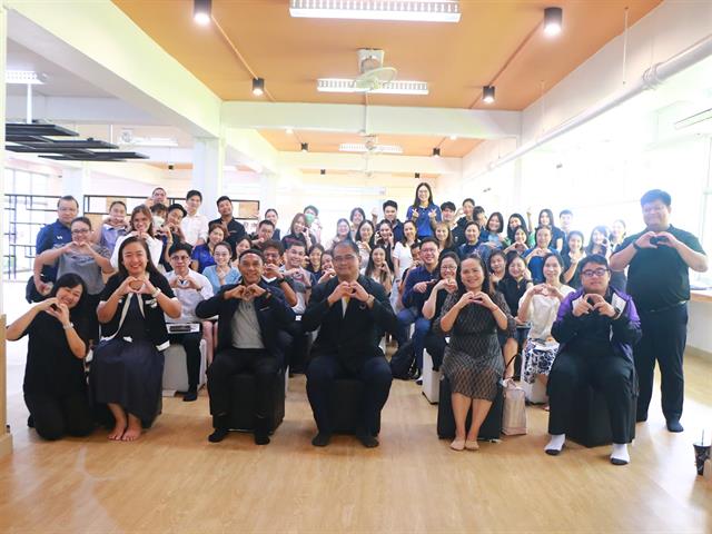 วันที่ 3 กรกฏาคม 2569 คณะสาธารณสุขศาสตร์ จัดประชุมบุคลากร โดยมี ผู้ช่วยศาสตราจารย์ ดร.สมคิด จูหว้า คณบดีคณะสาธารณสุขศาสตร์ เป็นประธานในพิธีเปิด พร้อมด้วยคณะผู้บริหาร คณาจารย์ และเจ้าหน้าที่สายสนับสนุนเข้าร่วมประชุมอย่างพร้อมเพรียง  การจัดประชุมในครั้งนี้มีวัตถุประสงค์เพื่อถ่ายทอดนโยบาย ทิศทางการดำเนินงานของคณะฯ รวมถึงการร่วมมือกันวางแผนยุทธศาสตร์เพื่อตอบสนองต่อการเปลี่ยนแปลงของระบบสุขภาพในปัจจุบัน นอกเหนือจากมิติด้านวิชาการแล้ว คณะฯ ยังให้ความสำคัญกับ "สุขภาวะของบุคลากรและนิสิต" ซึ่งเป็นรากฐานสำคัญในการขับเคลื่อนองค์กรอย่างยั่งยืน ในการประชุมครั้งนี้ มีกิจกรรมเสริมสร้างสุขภาวะและแนวทางการดูแลใจ โดยได้รับเกียรติจาก ศูนย์ให้คำปรึกษาและสร้างเสริมสุขภาวะ กองกิจการนิสิต เข้ามาร่วมจัดกิจกรรมพิเศษเพื่อชี้แจงข้อมูลและมอบองค์ความรู้ให้แก่บุคลากรใน 2 มิติสำคัญ ได้แก่: แนวทางการดูแลและให้คำปรึกษานิสิต: การติดอาวุธทักษะการเป็นผู้ให้คำปรึกษาเบื้องต้น ให้แก่คณาจารย์และเจ้าหน้าที่ เพื่อให้สามารถสังเกต สัญญาณเตือน และคัดกรองนิสิตที่เผชิญภาวะเครียดหรือปัญหาสุขภาพจิต พร้อมส่งต่อเข้าสู่ระบบการดูแลช่วยเหลือของมหาวิทยาลัยได้อย่างทันท่วงที การสร้างเสริมสุขภาวะของบุคลากร (Staff Well-being): แนะนำช่องทางและบริการช่วยเหลือทางจิตวิทยาสำหรับบุคลากร เพื่อส่งเสริมสมดุลระหว่างการทำงานและการดำเนินชีวิต (Work-Life Balance) และสร้างบรรยากาศการทำงานที่เอื้อต่อการมีสุขภาพจิตที่ดี