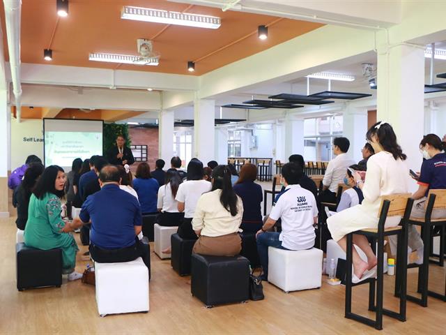 วันที่ 3 กรกฏาคม 2569 คณะสาธารณสุขศาสตร์ จัดประชุมบุคลากร โดยมี ผู้ช่วยศาสตราจารย์ ดร.สมคิด จูหว้า คณบดีคณะสาธารณสุขศาสตร์ เป็นประธานในพิธีเปิด พร้อมด้วยคณะผู้บริหาร คณาจารย์ และเจ้าหน้าที่สายสนับสนุนเข้าร่วมประชุมอย่างพร้อมเพรียง  การจัดประชุมในครั้งนี้มีวัตถุประสงค์เพื่อถ่ายทอดนโยบาย ทิศทางการดำเนินงานของคณะฯ รวมถึงการร่วมมือกันวางแผนยุทธศาสตร์เพื่อตอบสนองต่อการเปลี่ยนแปลงของระบบสุขภาพในปัจจุบัน นอกเหนือจากมิติด้านวิชาการแล้ว คณะฯ ยังให้ความสำคัญกับ "สุขภาวะของบุคลากรและนิสิต" ซึ่งเป็นรากฐานสำคัญในการขับเคลื่อนองค์กรอย่างยั่งยืน ในการประชุมครั้งนี้ มีกิจกรรมเสริมสร้างสุขภาวะและแนวทางการดูแลใจ โดยได้รับเกียรติจาก ศูนย์ให้คำปรึกษาและสร้างเสริมสุขภาวะ กองกิจการนิสิต เข้ามาร่วมจัดกิจกรรมพิเศษเพื่อชี้แจงข้อมูลและมอบองค์ความรู้ให้แก่บุคลากรใน 2 มิติสำคัญ ได้แก่: แนวทางการดูแลและให้คำปรึกษานิสิต: การติดอาวุธทักษะการเป็นผู้ให้คำปรึกษาเบื้องต้น ให้แก่คณาจารย์และเจ้าหน้าที่ เพื่อให้สามารถสังเกต สัญญาณเตือน และคัดกรองนิสิตที่เผชิญภาวะเครียดหรือปัญหาสุขภาพจิต พร้อมส่งต่อเข้าสู่ระบบการดูแลช่วยเหลือของมหาวิทยาลัยได้อย่างทันท่วงที การสร้างเสริมสุขภาวะของบุคลากร (Staff Well-being): แนะนำช่องทางและบริการช่วยเหลือทางจิตวิทยาสำหรับบุคลากร เพื่อส่งเสริมสมดุลระหว่างการทำงานและการดำเนินชีวิต (Work-Life Balance) และสร้างบรรยากาศการทำงานที่เอื้อต่อการมีสุขภาพจิตที่ดี
