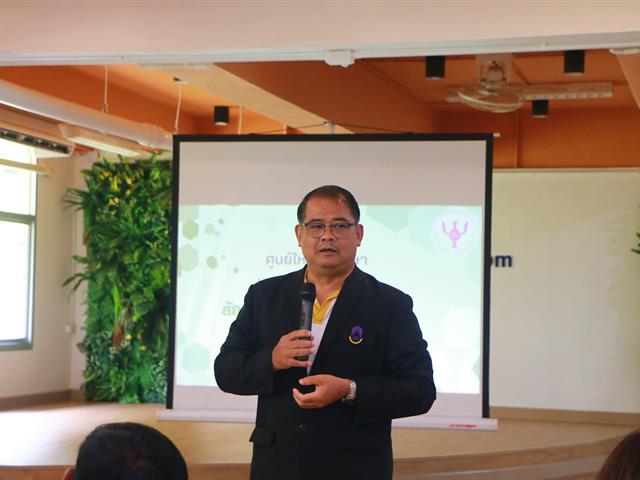 วันที่ 3 กรกฏาคม 2569 คณะสาธารณสุขศาสตร์ จัดประชุมบุคลากร โดยมี ผู้ช่วยศาสตราจารย์ ดร.สมคิด จูหว้า คณบดีคณะสาธารณสุขศาสตร์ เป็นประธานในพิธีเปิด พร้อมด้วยคณะผู้บริหาร คณาจารย์ และเจ้าหน้าที่สายสนับสนุนเข้าร่วมประชุมอย่างพร้อมเพรียง  การจัดประชุมในครั้งนี้มีวัตถุประสงค์เพื่อถ่ายทอดนโยบาย ทิศทางการดำเนินงานของคณะฯ รวมถึงการร่วมมือกันวางแผนยุทธศาสตร์เพื่อตอบสนองต่อการเปลี่ยนแปลงของระบบสุขภาพในปัจจุบัน นอกเหนือจากมิติด้านวิชาการแล้ว คณะฯ ยังให้ความสำคัญกับ "สุขภาวะของบุคลากรและนิสิต" ซึ่งเป็นรากฐานสำคัญในการขับเคลื่อนองค์กรอย่างยั่งยืน ในการประชุมครั้งนี้ มีกิจกรรมเสริมสร้างสุขภาวะและแนวทางการดูแลใจ โดยได้รับเกียรติจาก ศูนย์ให้คำปรึกษาและสร้างเสริมสุขภาวะ กองกิจการนิสิต เข้ามาร่วมจัดกิจกรรมพิเศษเพื่อชี้แจงข้อมูลและมอบองค์ความรู้ให้แก่บุคลากรใน 2 มิติสำคัญ ได้แก่: แนวทางการดูแลและให้คำปรึกษานิสิต: การติดอาวุธทักษะการเป็นผู้ให้คำปรึกษาเบื้องต้น ให้แก่คณาจารย์และเจ้าหน้าที่ เพื่อให้สามารถสังเกต สัญญาณเตือน และคัดกรองนิสิตที่เผชิญภาวะเครียดหรือปัญหาสุขภาพจิต พร้อมส่งต่อเข้าสู่ระบบการดูแลช่วยเหลือของมหาวิทยาลัยได้อย่างทันท่วงที การสร้างเสริมสุขภาวะของบุคลากร (Staff Well-being): แนะนำช่องทางและบริการช่วยเหลือทางจิตวิทยาสำหรับบุคลากร เพื่อส่งเสริมสมดุลระหว่างการทำงานและการดำเนินชีวิต (Work-Life Balance) และสร้างบรรยากาศการทำงานที่เอื้อต่อการมีสุขภาพจิตที่ดี