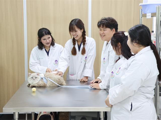 คณะกรรมการธรรมาภิบาลจังหวัดพะเยา (ก.ธ.จ. พะเยา) เยี่ยมติดตามโครงการอาคารการเรียนรู้และอนุรักษ์นกยูงไทย พร้อมร่วมพิธีเปิดคลินิกรักษาสัตว์ มหาวิทยาลัยพะเยา