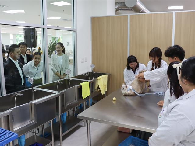 คณะกรรมการธรรมาภิบาลจังหวัดพะเยา (ก.ธ.จ. พะเยา) เยี่ยมติดตามโครงการอาคารการเรียนรู้และอนุรักษ์นกยูงไทย พร้อมร่วมพิธีเปิดคลินิกรักษาสัตว์ มหาวิทยาลัยพะเยา