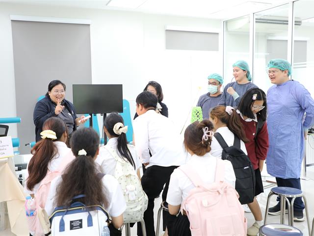 คณะทันตแพทยศาสตร์ มหาวิทยาลัยพะเยา ร่วมเปิดนิทรรศการ 16 เรื่องเล่าดีดี 16 ปี มหาวิทยาลัยพะเยา สู่ความยั่งยืน ถ่ายทอดความสำเร็จจากพลังความร่วมมือ สร้างคุณค่าสู่ชุมชนและสังคม