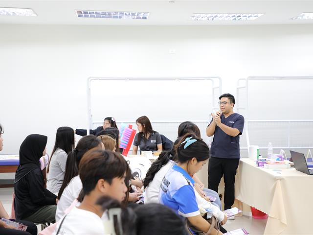 คณะทันตแพทยศาสตร์ มหาวิทยาลัยพะเยา ร่วมเปิดนิทรรศการ 16 เรื่องเล่าดีดี 16 ปี มหาวิทยาลัยพะเยา สู่ความยั่งยืน ถ่ายทอดความสำเร็จจากพลังความร่วมมือ สร้างคุณค่าสู่ชุมชนและสังคม