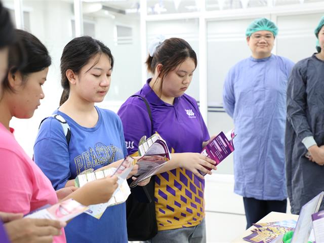 คณะทันตแพทยศาสตร์ มหาวิทยาลัยพะเยา ร่วมเปิดนิทรรศการ 16 เรื่องเล่าดีดี 16 ปี มหาวิทยาลัยพะเยา สู่ความยั่งยืน ถ่ายทอดความสำเร็จจากพลังความร่วมมือ สร้างคุณค่าสู่ชุมชนและสังคม