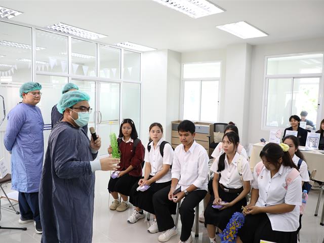 คณะทันตแพทยศาสตร์ มหาวิทยาลัยพะเยา ร่วมเปิดนิทรรศการ 16 เรื่องเล่าดีดี 16 ปี มหาวิทยาลัยพะเยา สู่ความยั่งยืน ถ่ายทอดความสำเร็จจากพลังความร่วมมือ สร้างคุณค่าสู่ชุมชนและสังคม