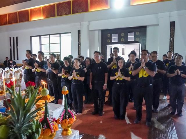 วันพฤหัสบดีที่ ๑๖ กรกฎาคม พ.ศ. ๒๕๖๙ ผู้ช่วยศาสตราจารย์ ดร.สมคิด จูหว้า คณบดีคณะสาธารณสุขศาสตร์ มหาวิทยาลัยพะเยา เข้าร่วมพิธีเนื่องในโอกาสครบรอบ ๑๖ ปีแห่งการสถาปนามหาวิทยาลัยพะเยา ภายใต้แนวคิด **“๑๖ เรื่องเล่าดีดีสู่ความยั่งยืน”** พร้อมด้วยคณะผู้บริหาร คณาจารย์ บุคลากร นิสิต และนักเรียนโรงเรียนสาธิตมหาวิทยาลัยพะเยา ณ มหาวิทยาลัยพะเยา ตำบลแม่กา อำเภอเมืองพะเยา จังหวัดพะเยา