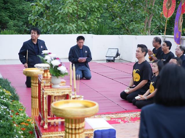 วันพฤหัสบดีที่ ๑๖ กรกฎาคม พ.ศ. ๒๕๖๙ ผู้ช่วยศาสตราจารย์ ดร.สมคิด จูหว้า คณบดีคณะสาธารณสุขศาสตร์ มหาวิทยาลัยพะเยา เข้าร่วมพิธีเนื่องในโอกาสครบรอบ ๑๖ ปีแห่งการสถาปนามหาวิทยาลัยพะเยา ภายใต้แนวคิด **“๑๖ เรื่องเล่าดีดีสู่ความยั่งยืน”** พร้อมด้วยคณะผู้บริหาร คณาจารย์ บุคลากร นิสิต และนักเรียนโรงเรียนสาธิตมหาวิทยาลัยพะเยา ณ มหาวิทยาลัยพะเยา ตำบลแม่กา อำเภอเมืองพะเยา จังหวัดพะเยา