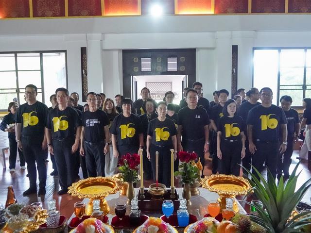 วันพฤหัสบดีที่ ๑๖ กรกฎาคม พ.ศ. ๒๕๖๙ ผู้ช่วยศาสตราจารย์ ดร.สมคิด จูหว้า คณบดีคณะสาธารณสุขศาสตร์ มหาวิทยาลัยพะเยา เข้าร่วมพิธีเนื่องในโอกาสครบรอบ ๑๖ ปีแห่งการสถาปนามหาวิทยาลัยพะเยา ภายใต้แนวคิด **“๑๖ เรื่องเล่าดีดีสู่ความยั่งยืน”** พร้อมด้วยคณะผู้บริหาร คณาจารย์ บุคลากร นิสิต และนักเรียนโรงเรียนสาธิตมหาวิทยาลัยพะเยา ณ มหาวิทยาลัยพะเยา ตำบลแม่กา อำเภอเมืองพะเยา จังหวัดพะเยา