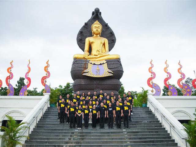 วันพฤหัสบดีที่ ๑๖ กรกฎาคม พ.ศ. ๒๕๖๙ ผู้ช่วยศาสตราจารย์ ดร.สมคิด จูหว้า คณบดีคณะสาธารณสุขศาสตร์ มหาวิทยาลัยพะเยา เข้าร่วมพิธีเนื่องในโอกาสครบรอบ ๑๖ ปีแห่งการสถาปนามหาวิทยาลัยพะเยา ภายใต้แนวคิด **“๑๖ เรื่องเล่าดีดีสู่ความยั่งยืน”** พร้อมด้วยคณะผู้บริหาร คณาจารย์ บุคลากร นิสิต และนักเรียนโรงเรียนสาธิตมหาวิทยาลัยพะเยา ณ มหาวิทยาลัยพะเยา ตำบลแม่กา อำเภอเมืองพะเยา จังหวัดพะเยา