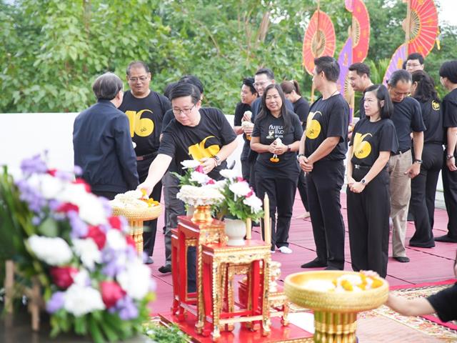 วันพฤหัสบดีที่ ๑๖ กรกฎาคม พ.ศ. ๒๕๖๙ ผู้ช่วยศาสตราจารย์ ดร.สมคิด จูหว้า คณบดีคณะสาธารณสุขศาสตร์ มหาวิทยาลัยพะเยา เข้าร่วมพิธีเนื่องในโอกาสครบรอบ ๑๖ ปีแห่งการสถาปนามหาวิทยาลัยพะเยา ภายใต้แนวคิด **“๑๖ เรื่องเล่าดีดีสู่ความยั่งยืน”** พร้อมด้วยคณะผู้บริหาร คณาจารย์ บุคลากร นิสิต และนักเรียนโรงเรียนสาธิตมหาวิทยาลัยพะเยา ณ มหาวิทยาลัยพะเยา ตำบลแม่กา อำเภอเมืองพะเยา จังหวัดพะเยา