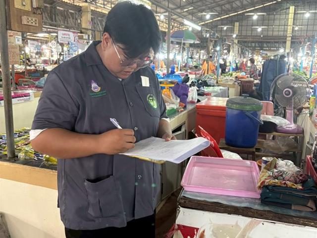 ลักสูตรวิทยาศาสตรบัณฑิต สาขาวิชาอนามัยสิ่งแวดล้อม คณะสาธารณสุขศาสตร์ มหาวิทยาลัยพะเยา ได้ลงพื้นที่ศึกษาดูงานและฝึกปฏิบัติการตรวจประเมินด้านสุขาภิบาลอาหารในสถานประกอบการจริง ณ ตลาดสดท่าวังทอง จังหวัดพะเยา