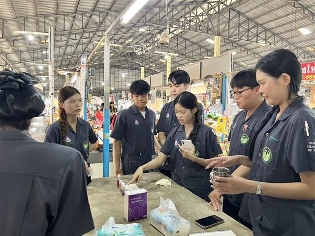 ลักสูตรวิทยาศาสตรบัณฑิต สาขาวิชาอนามัยสิ่งแวดล้อม คณะสาธารณสุขศาสตร์ มหาวิทยาลัยพะเยา ได้ลงพื้นที่ศึกษาดูงานและฝึกปฏิบัติการตรวจประเมินด้านสุขาภิบาลอาหารในสถานประกอบการจริง ณ ตลาดสดท่าวังทอง จังหวัดพะเยา