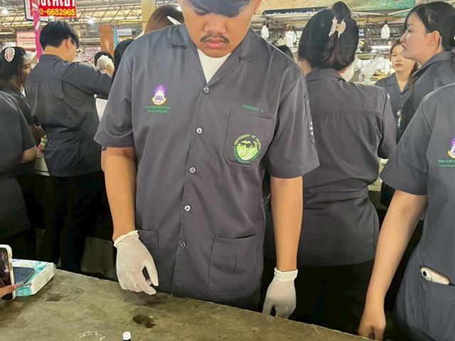 ลักสูตรวิทยาศาสตรบัณฑิต สาขาวิชาอนามัยสิ่งแวดล้อม คณะสาธารณสุขศาสตร์ มหาวิทยาลัยพะเยา ได้ลงพื้นที่ศึกษาดูงานและฝึกปฏิบัติการตรวจประเมินด้านสุขาภิบาลอาหารในสถานประกอบการจริง ณ ตลาดสดท่าวังทอง จังหวัดพะเยา
