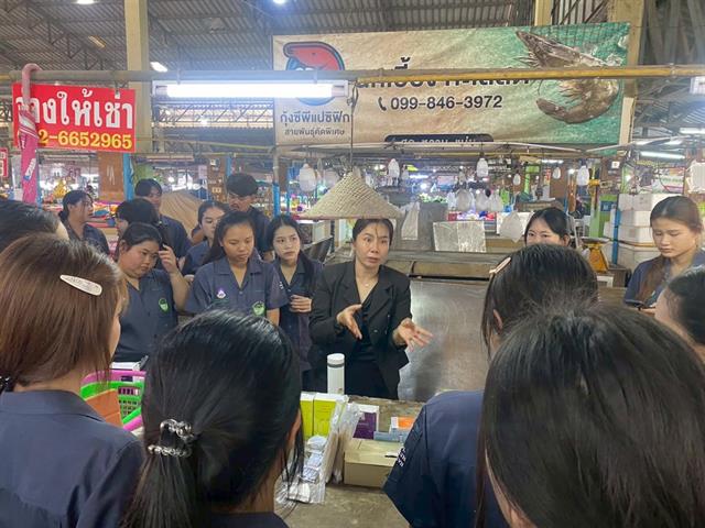 ลักสูตรวิทยาศาสตรบัณฑิต สาขาวิชาอนามัยสิ่งแวดล้อม คณะสาธารณสุขศาสตร์ มหาวิทยาลัยพะเยา ได้ลงพื้นที่ศึกษาดูงานและฝึกปฏิบัติการตรวจประเมินด้านสุขาภิบาลอาหารในสถานประกอบการจริง ณ ตลาดสดท่าวังทอง จังหวัดพะเยา