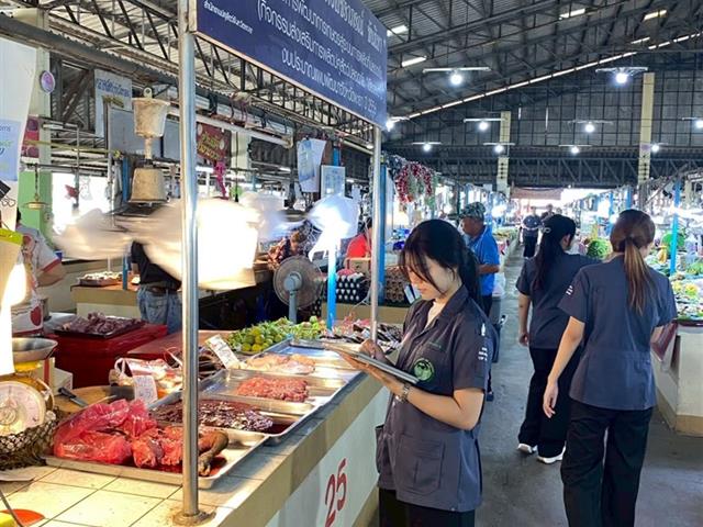 ลักสูตรวิทยาศาสตรบัณฑิต สาขาวิชาอนามัยสิ่งแวดล้อม คณะสาธารณสุขศาสตร์ มหาวิทยาลัยพะเยา ได้ลงพื้นที่ศึกษาดูงานและฝึกปฏิบัติการตรวจประเมินด้านสุขาภิบาลอาหารในสถานประกอบการจริง ณ ตลาดสดท่าวังทอง จังหวัดพะเยา