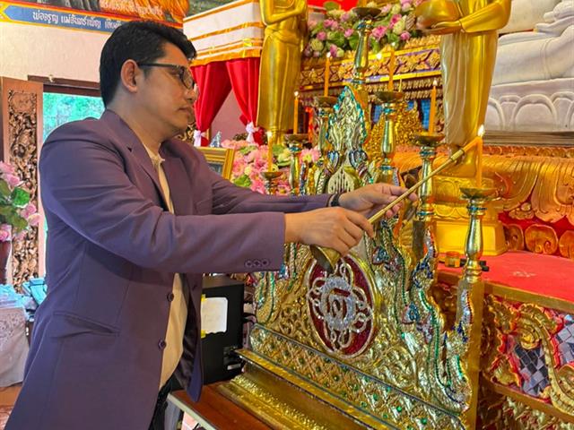 ถวายเทียนพรรษาและไฟโซลาเซลล์
