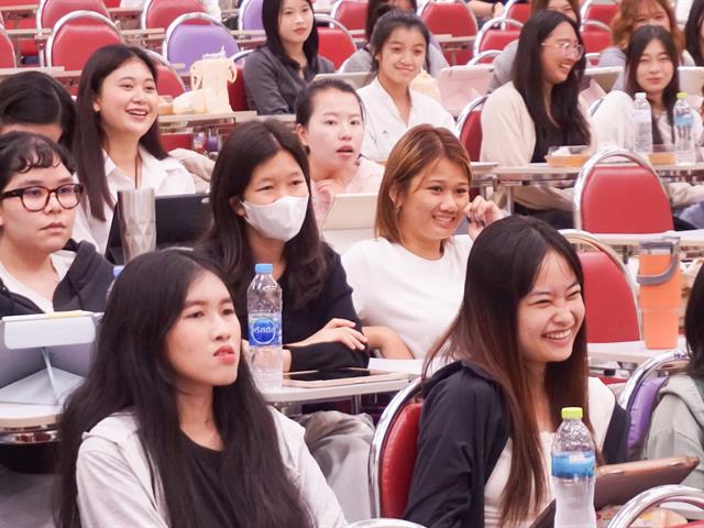 สาขาวิชาภาษาอังกฤษ คณะศิลปศาสตร์ มหาวิทยาลัยพะเยา จัดโครงการภาษาอังกฤษเพื่อวิชาชีพ กิจกรรมที่ 2 แนะแนวอาชีพ เพื่อเตรียมพร้อมนิสิตก่อนออกฝึกงาน